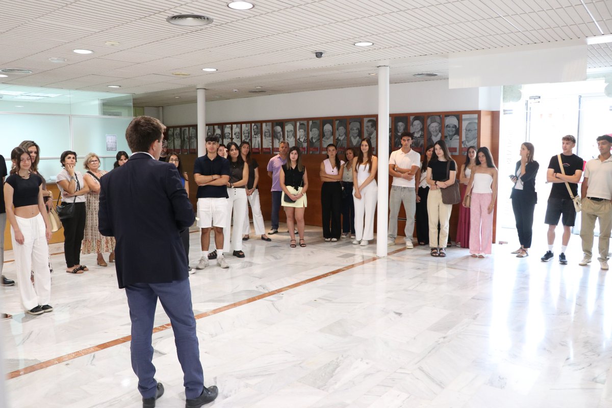 universitatURV's tweet image. 🎓Avui hem rebut a la #URV els i les estudiants amb millor nota a les proves d'accés a la universitat de la demarcació de #Tarragona. Un petit homenatge i reconeixement a la seva trajectòria acadèmica, que de ben segur continuaran amb excel·lència, com fins ara. Endavant!