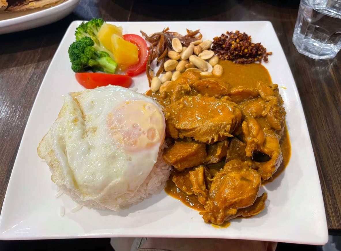 Shahredzu4111's tweet image. Dinner ni je. Bulan ni byk sibuk xdenyer aku nak buat menu malas. Hahaha