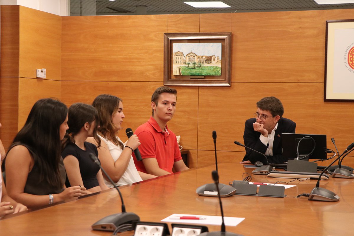 universitatURV's tweet image. 🎓Avui hem rebut a la #URV els i les estudiants amb millor nota a les proves d'accés a la universitat de la demarcació de #Tarragona. Un petit homenatge i reconeixement a la seva trajectòria acadèmica, que de ben segur continuaran amb excel·lència, com fins ara. Endavant!