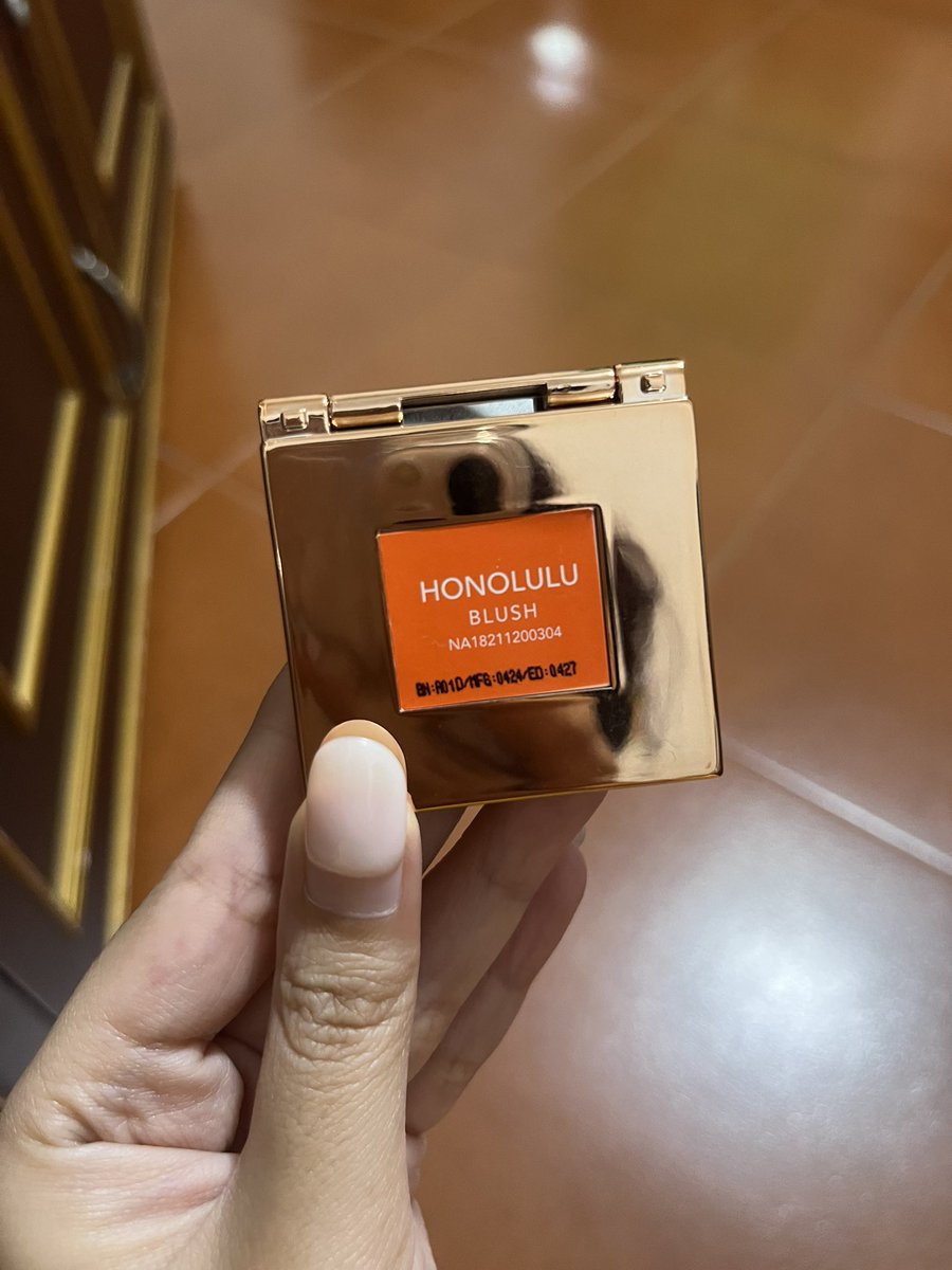 wts // want to sell
esqa blush shade honolulu 
isi msh banyak seperti di foto, exp masih lama 
jual di harga 30k aja ya 
bsa by 🍊 ya 

wts wtb