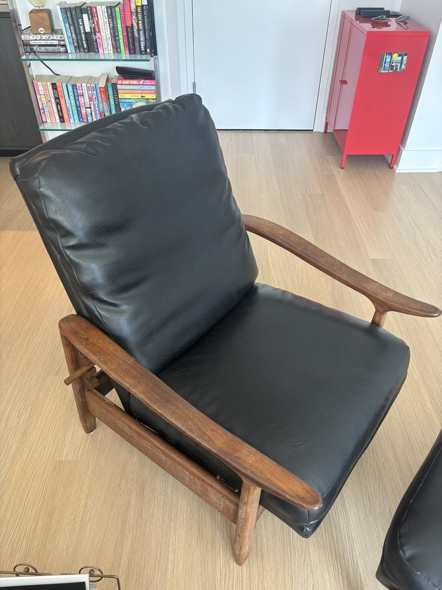 PottsJustin's tweet image. Obsessed with this chair I picked up on Marketplace. Look at the peg-and-notch action!