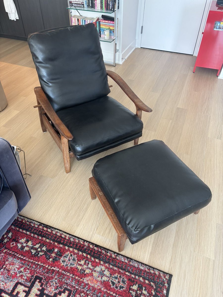 PottsJustin's tweet image. Obsessed with this chair I picked up on Marketplace. Look at the peg-and-notch action!