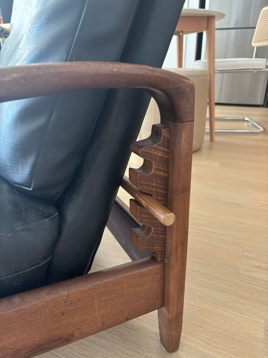 PottsJustin's tweet image. Obsessed with this chair I picked up on Marketplace. Look at the peg-and-notch action!