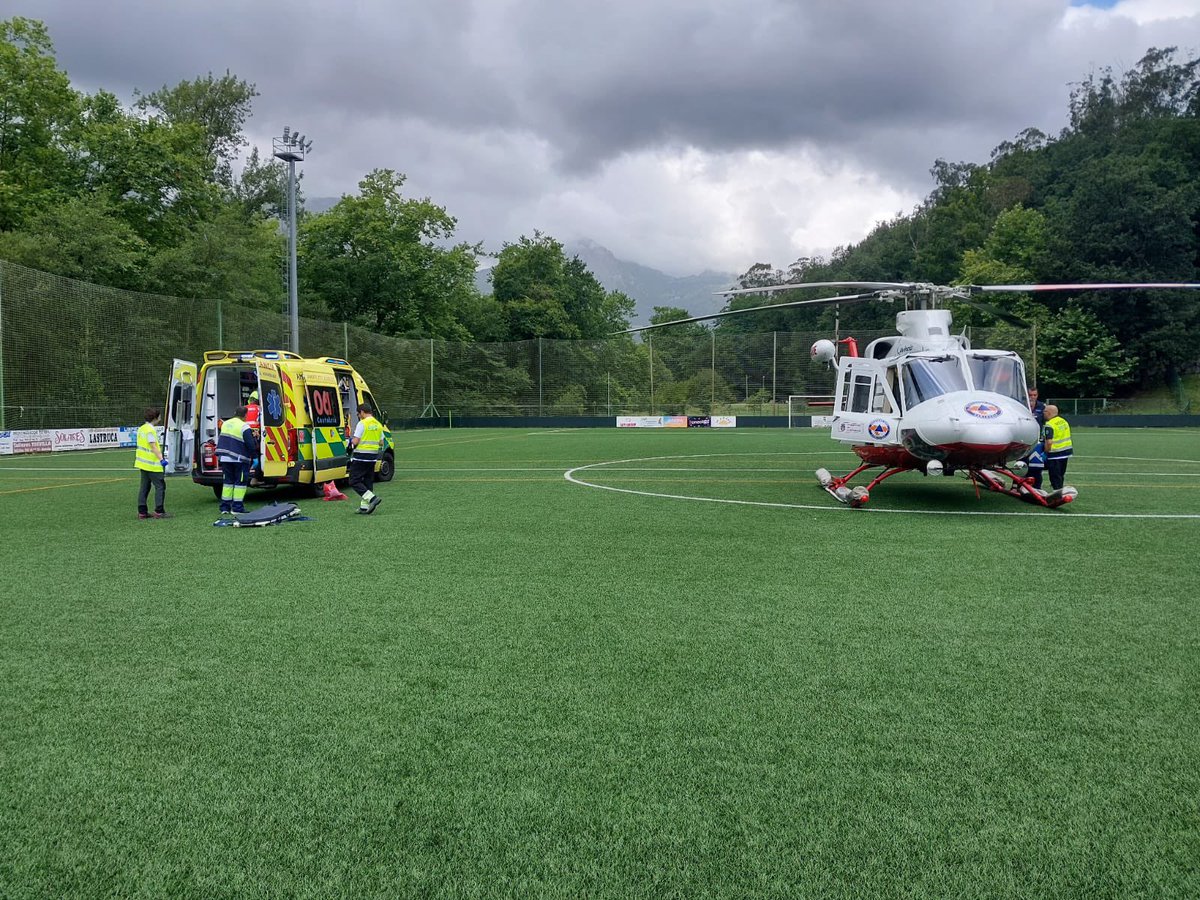 Allí, tras una primera valoración, se ha solicitado la intervención del helicóptero para llevarlo a Cruces desde el campo de fútbol de Ramales de la Victoria
 
Además de los técnicos de la aeronave, también ha acompañado al afectado durante el vuelo el equipo médico del 061 (2/2)