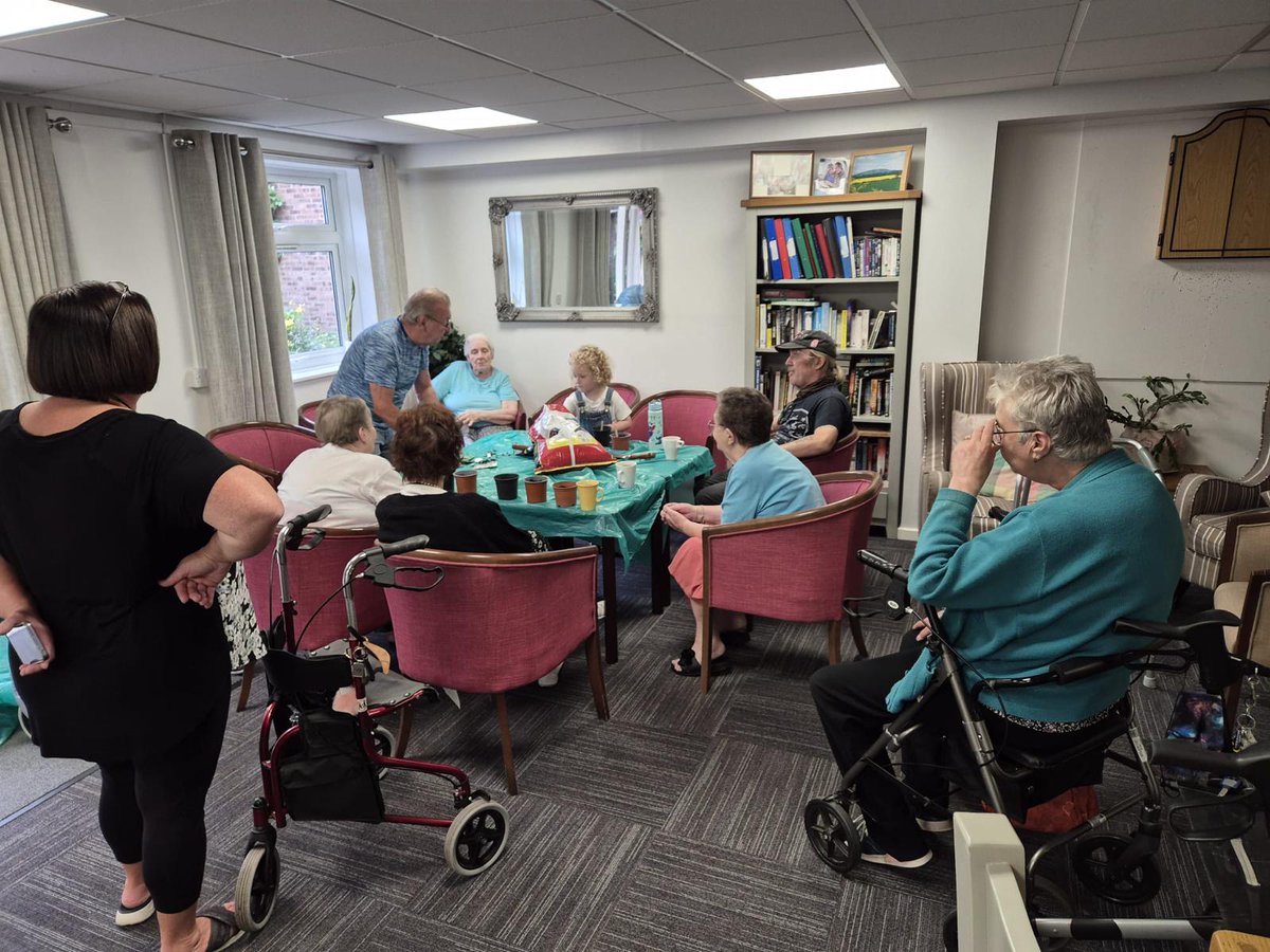 🌱 Another stop on our Beds 2 Bellies tour — this time at Ashley Court!

Thanks to Veolia’s Telford &amp; Wrekin #EnviroGrant, residents got hands-on creating window salad boxes 🪴 and picked up top tips for growing their own at home 🌿

#GreatDawley #Beds2Bellies #CommunityGardening