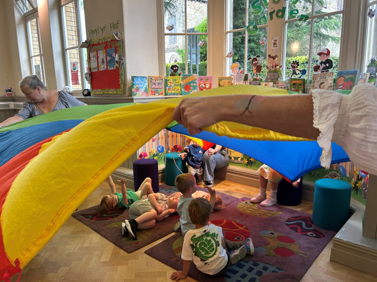 NewbridgeLib's tweet image. Cawson ni amser hwyl iawn yn ein sesiwn plant bach Lindysyn Llwglyd Iawn y bore yma!
🐛🦋🐛🦋🐛🦋🐛🦋🐛🦋🐛🦋🐛🦋
Parasiwt, swigod, chwarae blêr, peintio wynebau, canu a stori!
@CaerphillyLibs #SummerReadingChallenge
