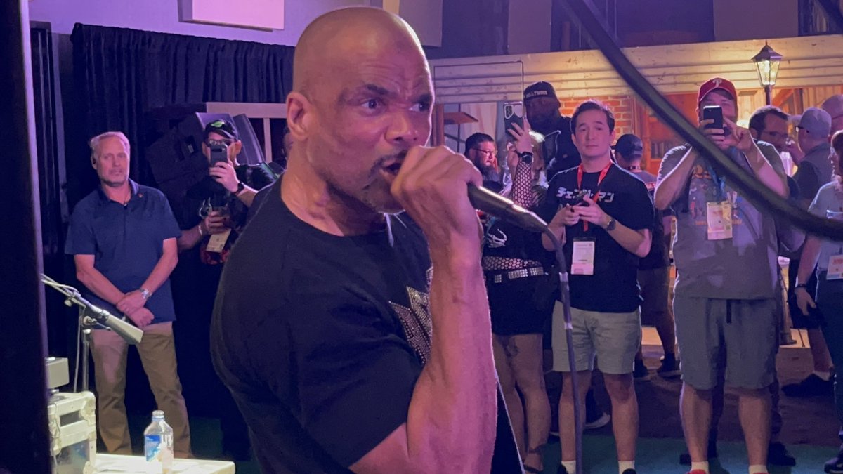 vanourneyjoe's tweet image. Last night we thought we were going to a preview of the new Magic The Gathering/Marvel’s Spider-Man game. We ended up getting a surprise 30-minute concert from Darryl McDaniels (DMC from Run-DMC). Amazing. #SDCC #SDCC2025 #MagicTheGathering #SpiderMan