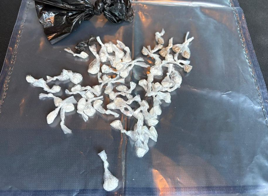 MPSHavering's tweet image. Yesterday, officers from @MPSGooshays stopped and searched a man & woman on Faringdon Avenue.
A large quantity of wraps, believed to contain class A drugs, were found.
One woman, 52, was arrested for possession with intent to supply class A drugs. The investigation continues.
