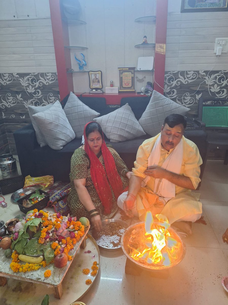 shyamupcop's tweet photo. नमामीशमीशान निर्वाणरूपं, विभुं व्यापकं ब्रह्मवेदस्वरूपम्।
निजं निर्गुणं निर्विकल्पं निरीहं, चिदाकाशमाकाशवासं भजेऽहम्॥#रूद्राभिषेक_2025 https://t.co/vFN3hPiPcG