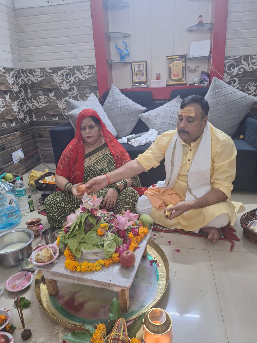 shyamupcop's tweet photo. नमामीशमीशान निर्वाणरूपं, विभुं व्यापकं ब्रह्मवेदस्वरूपम्।
निजं निर्गुणं निर्विकल्पं निरीहं, चिदाकाशमाकाशवासं भजेऽहम्॥#रूद्राभिषेक_2025 https://t.co/vFN3hPiPcG
