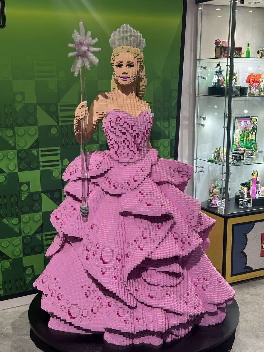 SoundsOfSeries's tweet image. Des statues Lego de Glinda et Elphaba sont exposées à la Comic Con de San Diego.