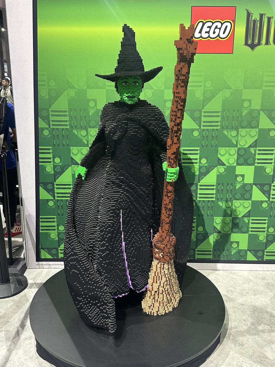 SoundsOfSeries's tweet image. Des statues Lego de Glinda et Elphaba sont exposées à la Comic Con de San Diego.