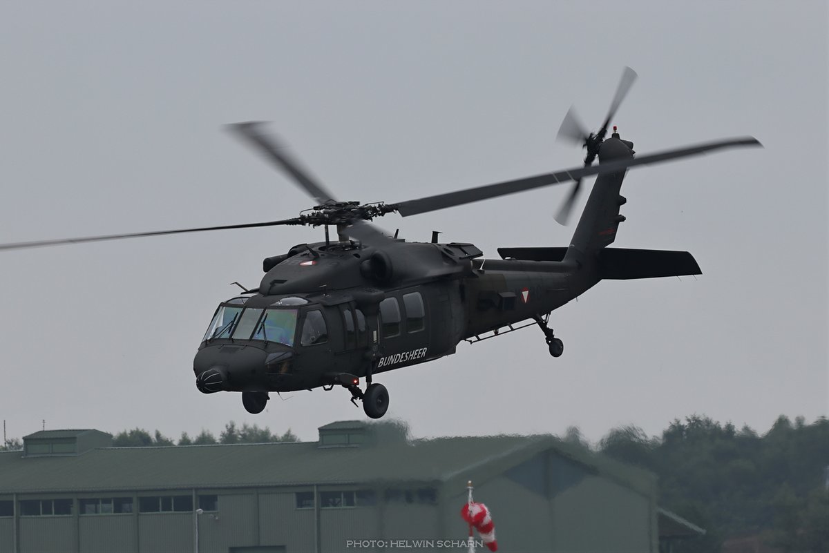 ScharnHelwin's tweet image. Das österr. #Bundesheer übt in dieser Woche mit vier Helos (2x S-70, 2x AB212) in Todendorf/Ostsee und nutzt den Fliegerhorst Hohn als Abstützpunkt. #Hubschrauber @Bundesheerbauer