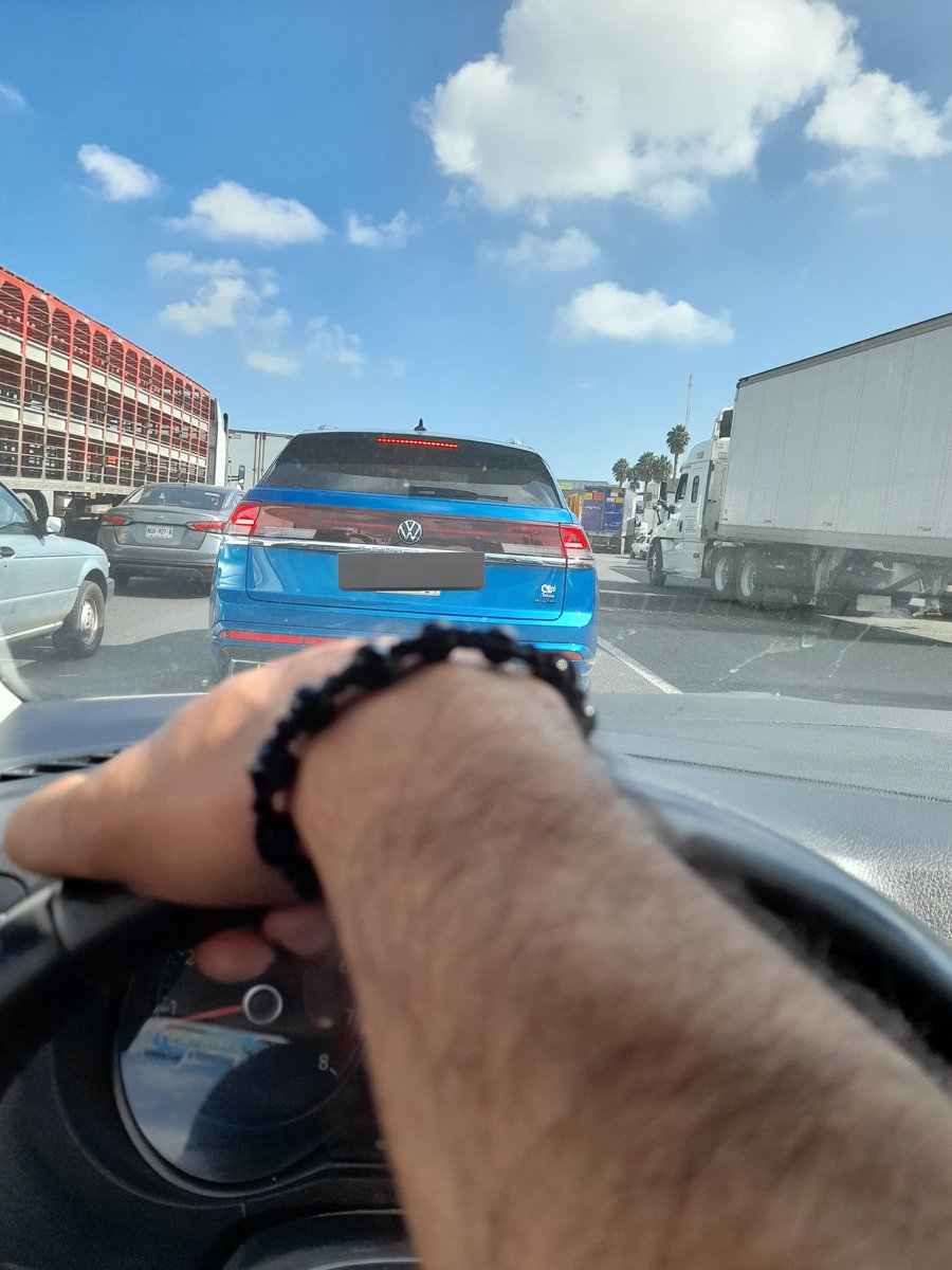 Chescan4's tweet image. Recomienden un buen poadcast para matar tiempo, porque unos hijos de sus pinches madres tuvieron la genial idea de bloquear la México-Querétaro y ya llevo 3 horas aquí 🥺