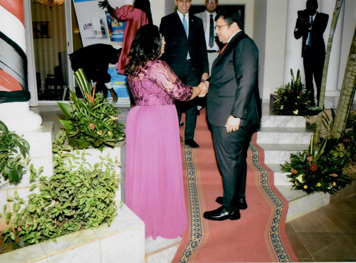 حضر سعادة سفير خادم الحرمين الشريفين إبراهيم حامد الغامدي  IbrahimHG99@ حفل  اليوم الوطني لجمهورية مصر العربية وكان في استقباله سعادة السفيرة داليا فايز غبريال.
حضر الحفل عدد من الوزراء وأعضاء السلك الدبلوماسي المعتمدين لدى جمهورية الكاميرون الشقيقة.