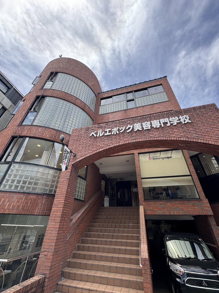 trmryt's tweet photo. 【サロン見学VR】
全国の美容学校に、
続々と設置されてきています！

美容学生時代、東京で一人暮らしするだけでも生活がカツカツでした。

授業は平日9〜17時くらいまであるから、バイトは平日の夜と土日しかできないし。

マジでお金も時間もない中での美容学生の就活は本当に大変だった https://t.co/zRDocH1KaR