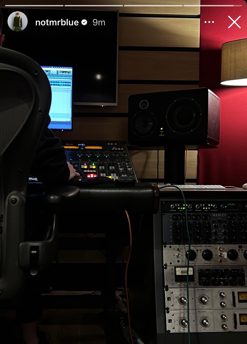 szacentral's tweet image. alternate photo from sza in the studio 🤧 (from notmrblue on instagram!) 🫶🏻