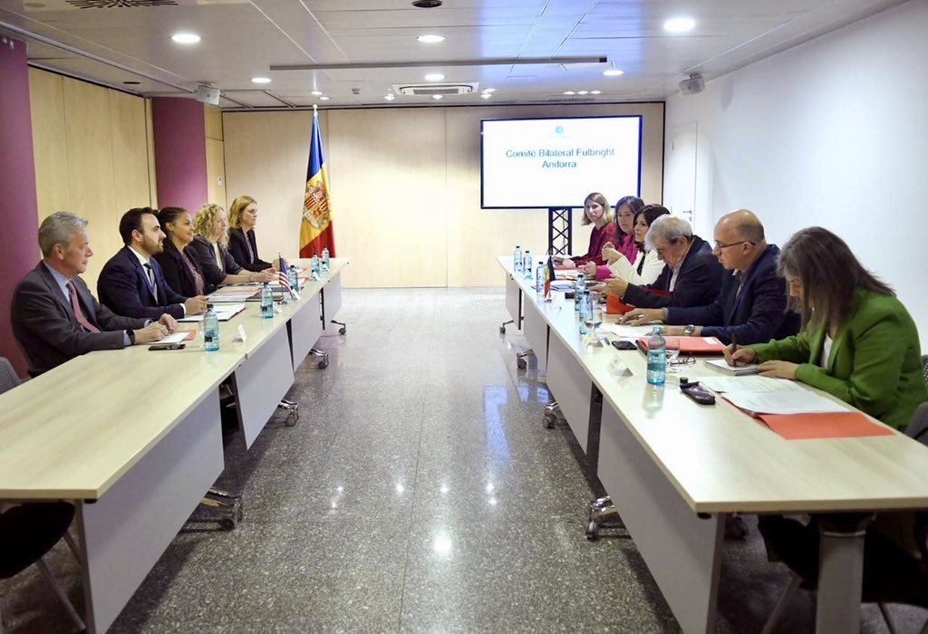USembassyMadrid's tweet image. 🇺🇸🇦🇩 Hoy hemos celebrado la reunión anual del Comité Bilateral Fulbright Andorra, coincidiendo con el 25 aniversario del programa en el Principado. Gracias a esta prestigiosa beca, 21 andorranos han estudiado el posgrado en EE.UU. y cerca de 100 estadounidenses han enseñado…