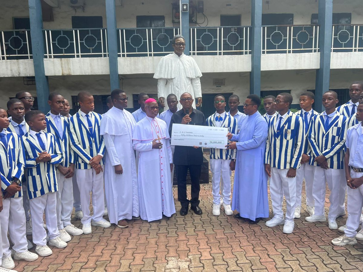 ComrEkenemuse's tweet image. Today: Mr. Peter Obi donates #50 million to his almamater, Christ the King College (CKC), Onitsha for infrastructure development.
Obi continues to move about, planting seeds of progress and supporting noble causes.