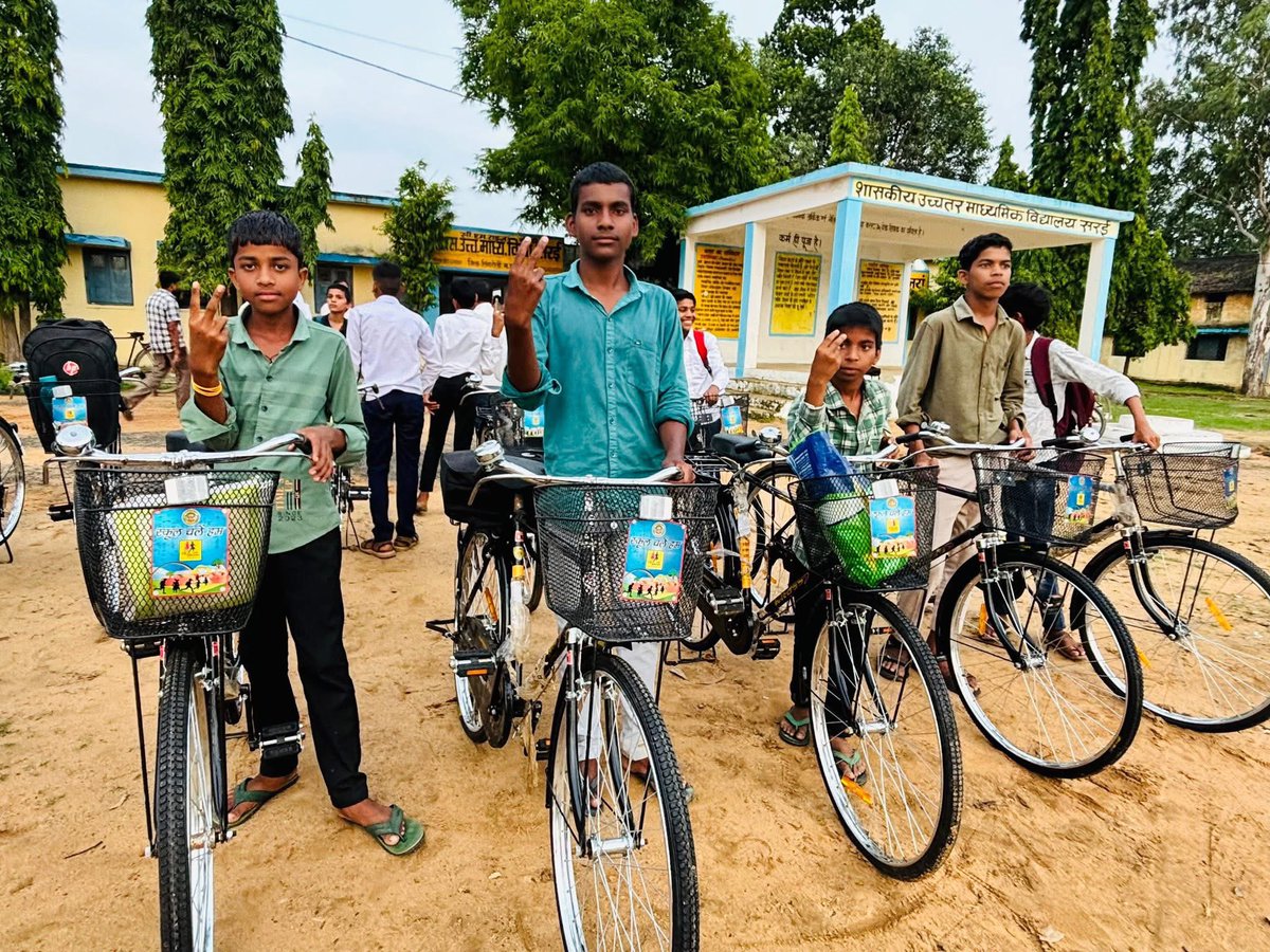 Rajndra_mshrm's tweet image. 📍सरई
आज शासकीय उच्चतर माध्यमिक विद्यालय सरई में छात्र-छात्राओं को साइकिल वितरित की।
इस योजना से ग्रामीण अंचल के विद्यार्थियों को शिक्षा के प्रति प्रोत्साहन मिलेगा।
#साइकिल_वितरण #शिक्षा_प्रोत्साहन #जनकल्याण #Singrauli
@ShipraDUTTA16