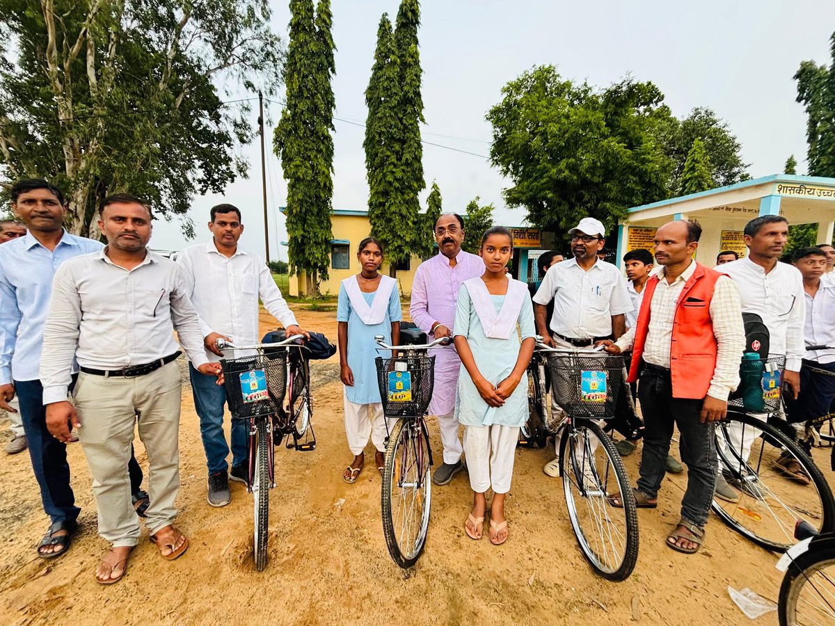 Rajndra_mshrm's tweet image. 📍सरई
आज शासकीय उच्चतर माध्यमिक विद्यालय सरई में छात्र-छात्राओं को साइकिल वितरित की।
इस योजना से ग्रामीण अंचल के विद्यार्थियों को शिक्षा के प्रति प्रोत्साहन मिलेगा।
#साइकिल_वितरण #शिक्षा_प्रोत्साहन #जनकल्याण #Singrauli
@ShipraDUTTA16