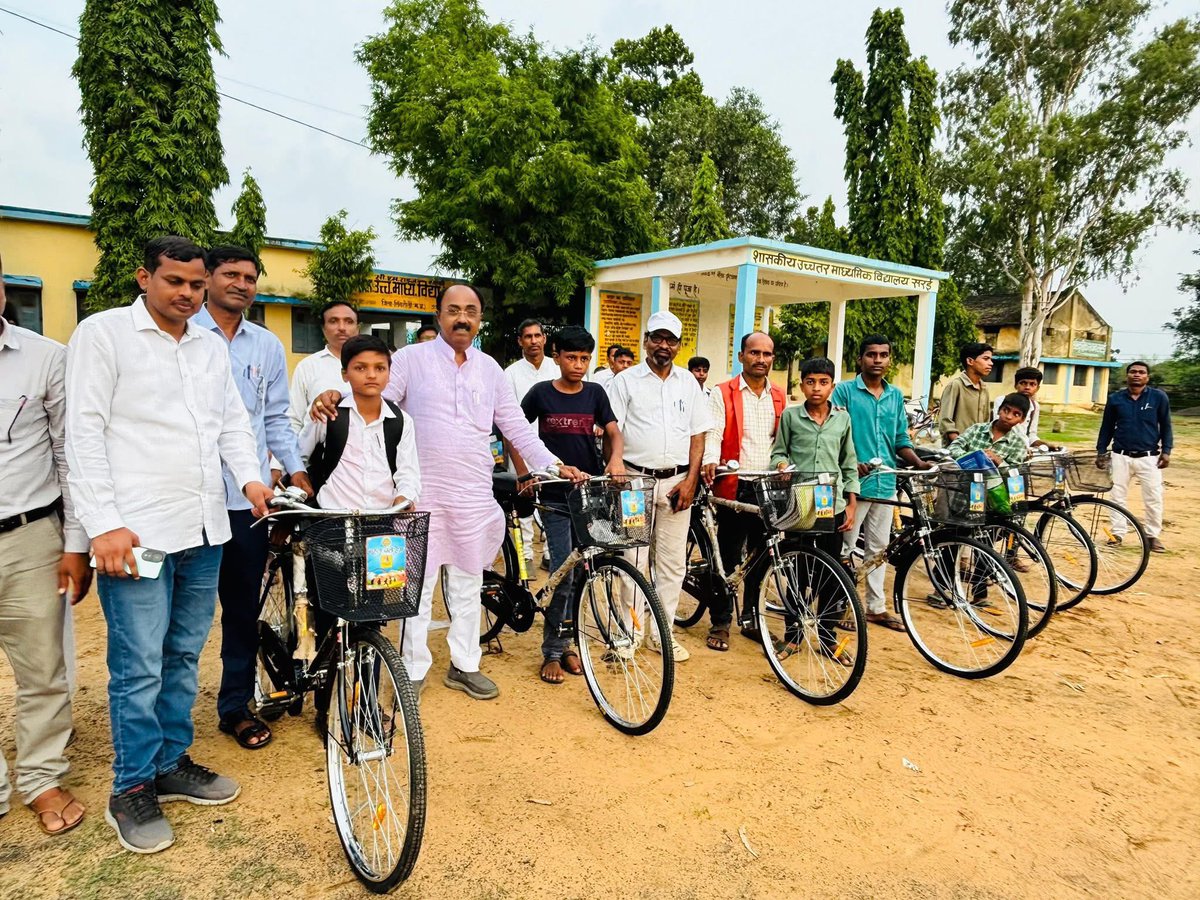 Rajndra_mshrm's tweet image. 📍सरई
आज शासकीय उच्चतर माध्यमिक विद्यालय सरई में छात्र-छात्राओं को साइकिल वितरित की।
इस योजना से ग्रामीण अंचल के विद्यार्थियों को शिक्षा के प्रति प्रोत्साहन मिलेगा।
#साइकिल_वितरण #शिक्षा_प्रोत्साहन #जनकल्याण #Singrauli
@ShipraDUTTA16