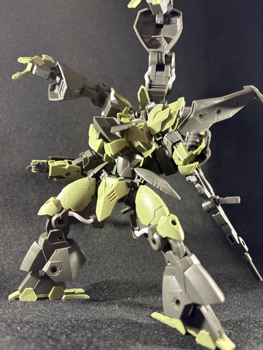 tohoproject5's tweet image. 【ァヴノヴェルデノヴァ】
・余ったヴェルデノヴァの下半身をクローユニットとして装備した機体
・実際の所､機体重量が重くなったこともあり専属パイロットは見た瞬間にため息をついたそうな…
 #MIX30MLコンテスト