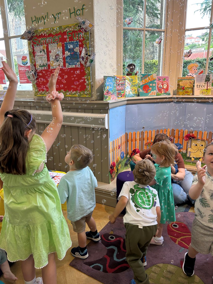 NewbridgeLib's tweet image. We had a very wriggly time at our Very Hungry Caterpillar Toddler Takeover session this morning!
🐛🦋🐛🦋🐛🦋🐛🦋🐛🦋🐛🦋🐛🦋🐛
Parachute, bubbles, face painting, messy play, singing and a story!
@CaerphillyLibs @CaerphillyCBC
