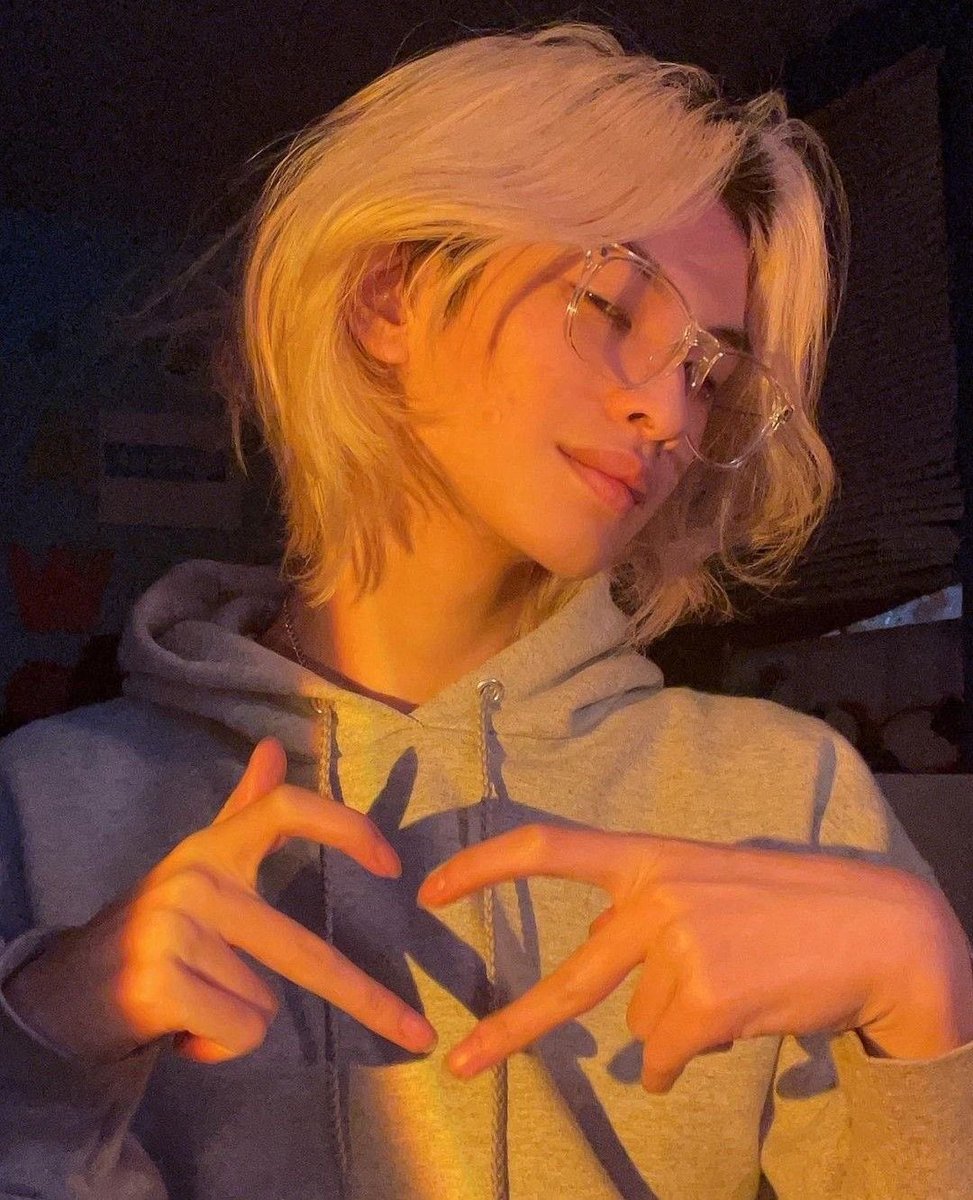 WS0LACE's tweet image. Obrigado por existir. Obrigado por viver. Sei que pode tá tudo uma bagunça, que não é fácil entender e se ajustar e eu odeio que você tenha que passar por isso, mas não posso evitar de ser egoísta agora e dizer que eu sou extremamente grato por poder te ter de volta. Eu te amo.