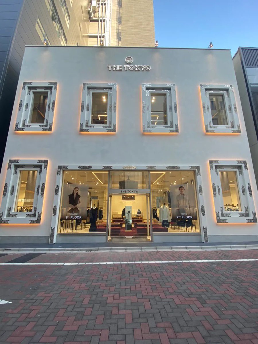 伝説のキャバレー「銀座 白いばら」跡地にOPENした「THE TOKYO」の旗艦店舗。
日本の伝統建築である”蔵“を彷彿とされる外観は、日中は白い壁に落ちる光の陰影が映え、夜には 額縁のような窓から間接照明が柔らかく広がる、といったように、さまざまな表情を見せるらしい。また違った時間に見にきたい。
