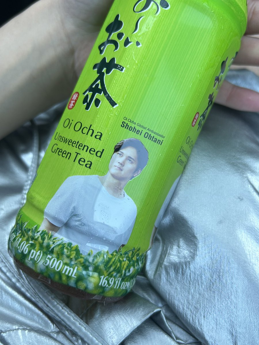 おはようございます。
こちらのおーいお茶、大谷が茶畑散歩してるようなデザイン。