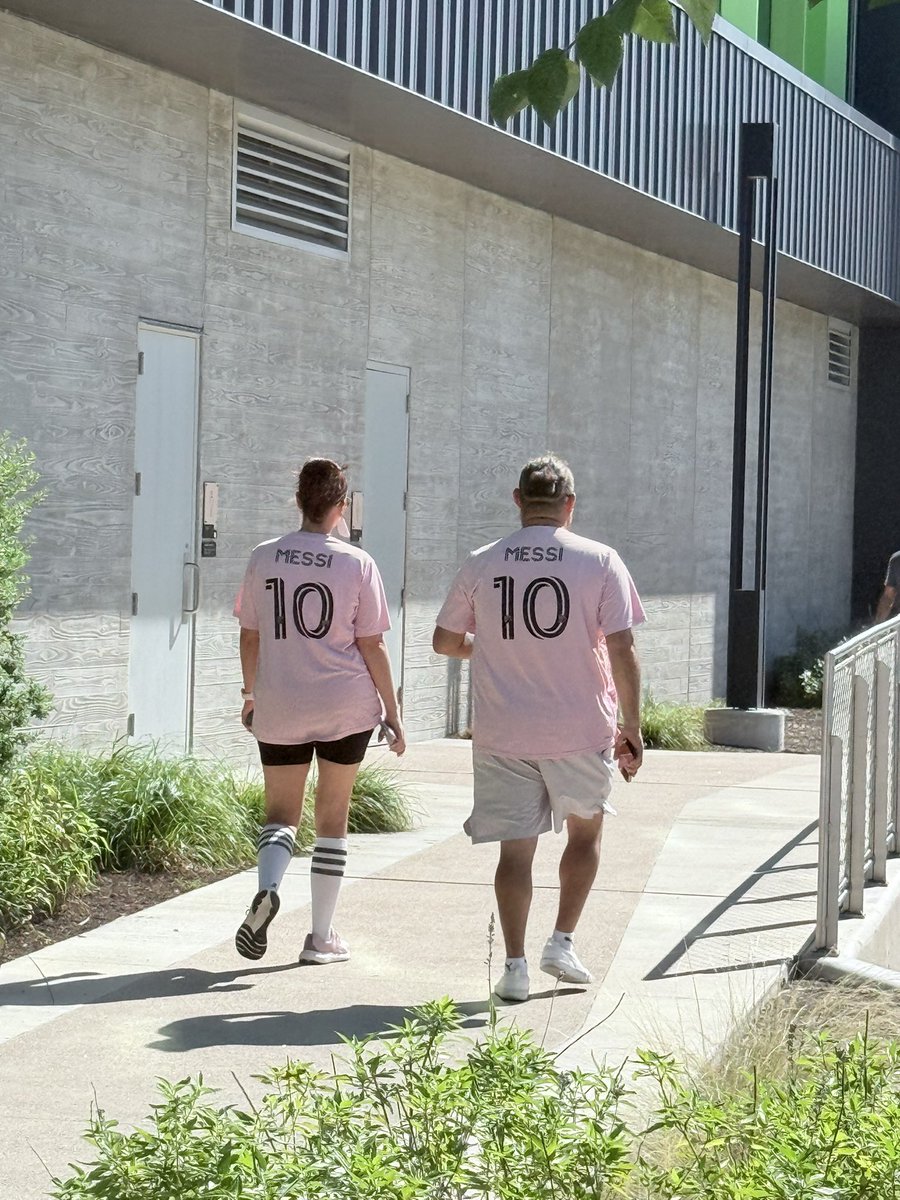 alonso_inca's tweet image. Even though #Messi wasn’t on the pitch for the #MLSAllStarGame2025, his presence was felt in the stands — hundreds of fans showed up rocking the #InterMiamiCF jersey with the iconic number 10 on their backs. 👕🔥 #GOAT #MLSAllStar