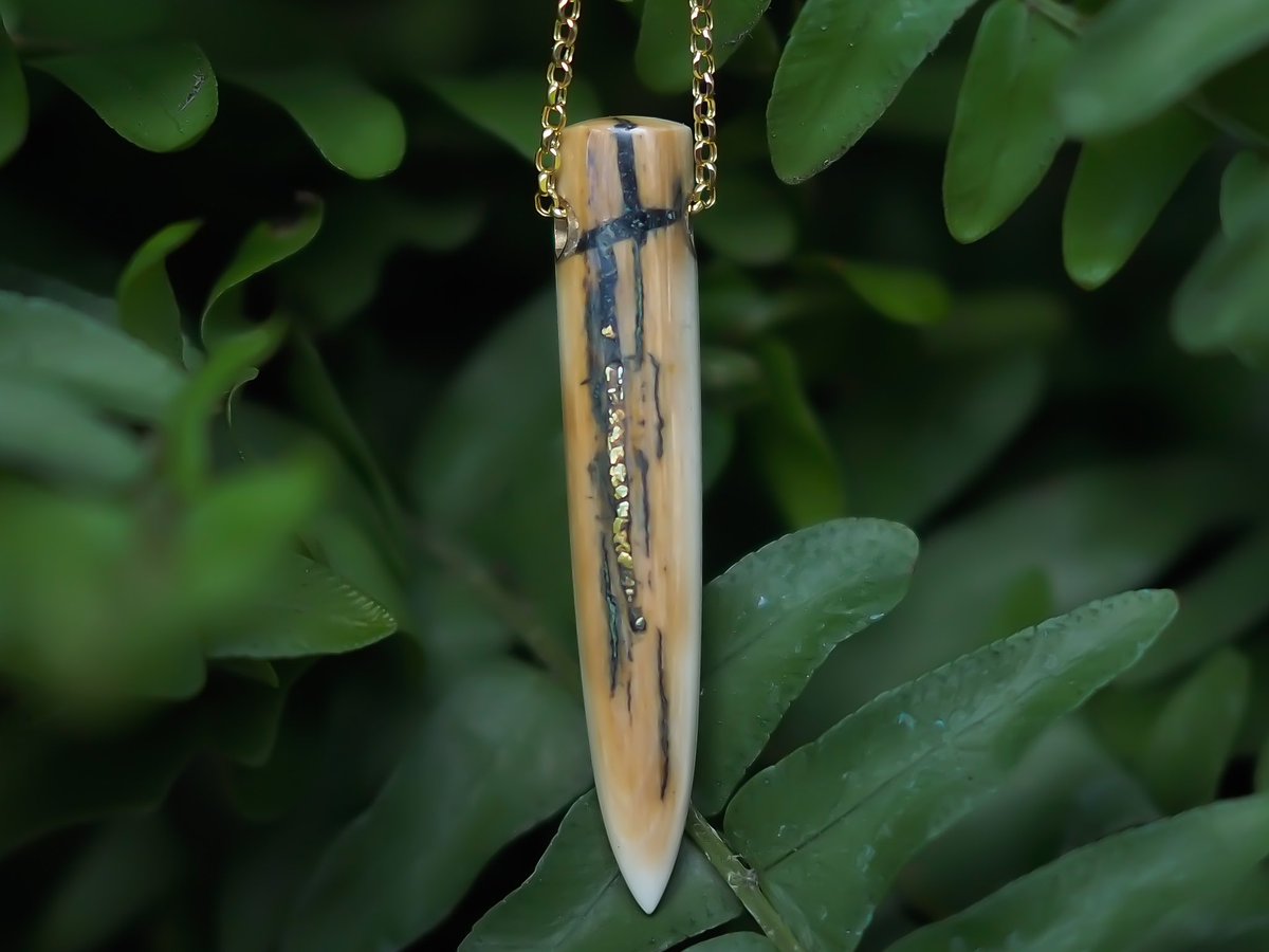 IlauraLongley's tweet photo. Discovered at the boneyard, crafted to wear a piece of history around your neck. Earthy creams and deep browns meet raw Alaskan gold inlay for a truly one of a kind statement.
#ThrowbackThursday #JewelryThursday #OneOfAKind #RawGold #AlaskanGold https://t.co/oDT850rR9G