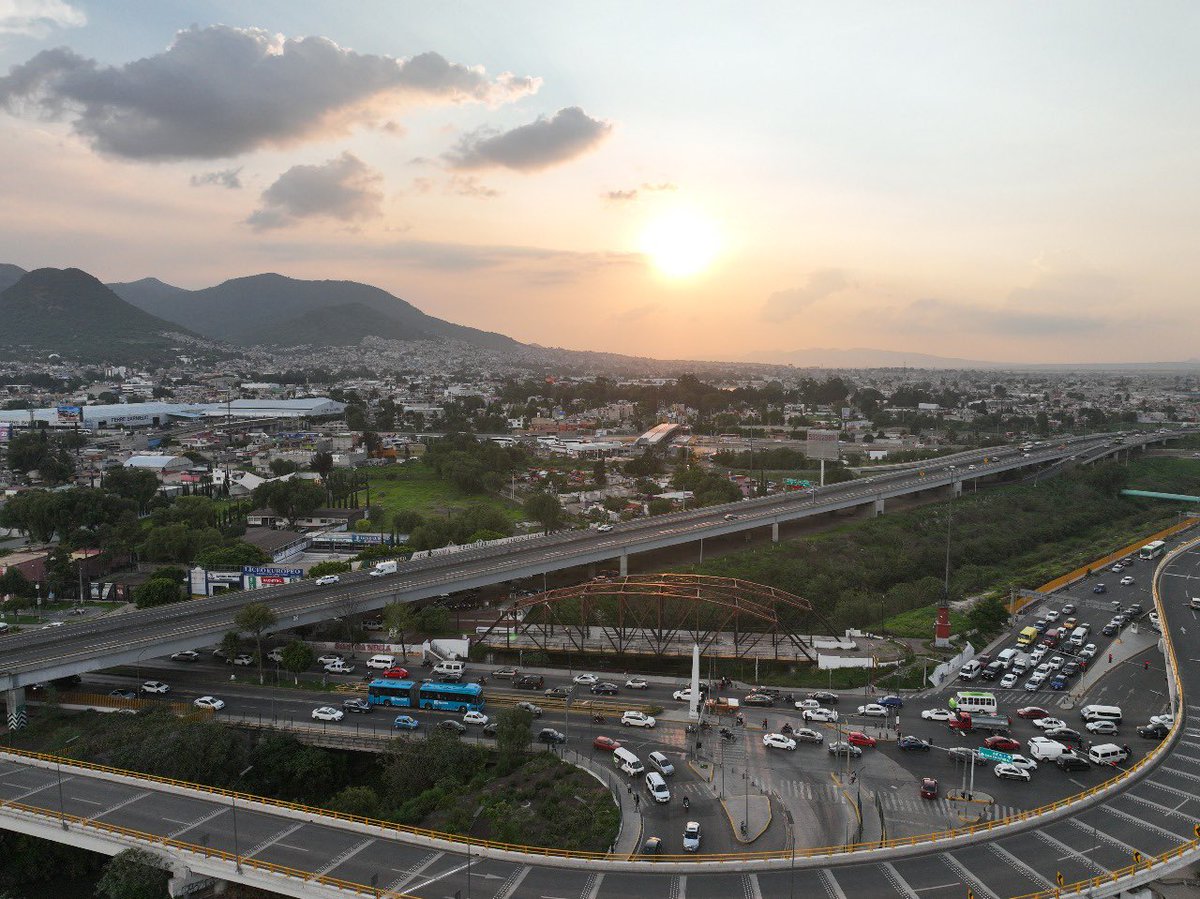 SEMOV_Edomex's tweet image. 💪✨📡 Realizamos vuelos con drones en Puente de Fierro, Av. Morelos y Vía Morelos para analizar el flujo vehicular y ajustar los semáforos. 🚦Con estas acciones buscamos mejorar la circulación. 

Gracias por ser parte de este sistema que evoluciona contigo. 🙌 #ElPoderDeServir