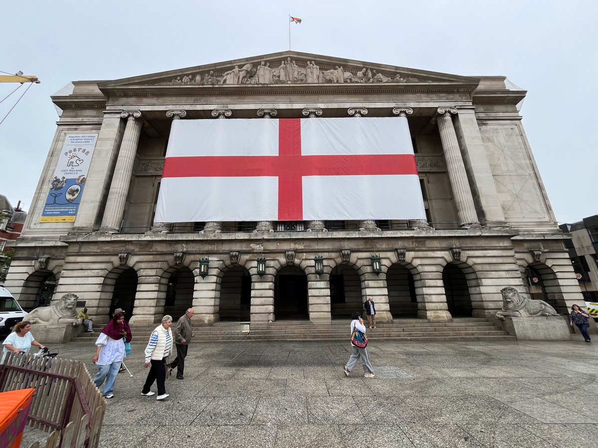 MyNottingham's tweet image. Our 60ft St George’s flag has gone up on the Council House today ahead of the @Lionesses #WEURO2025 Final match on Sunday!

Big thanks to @johnewrights for sponsoring the installation of the flag, which we believe is the largest in the country!