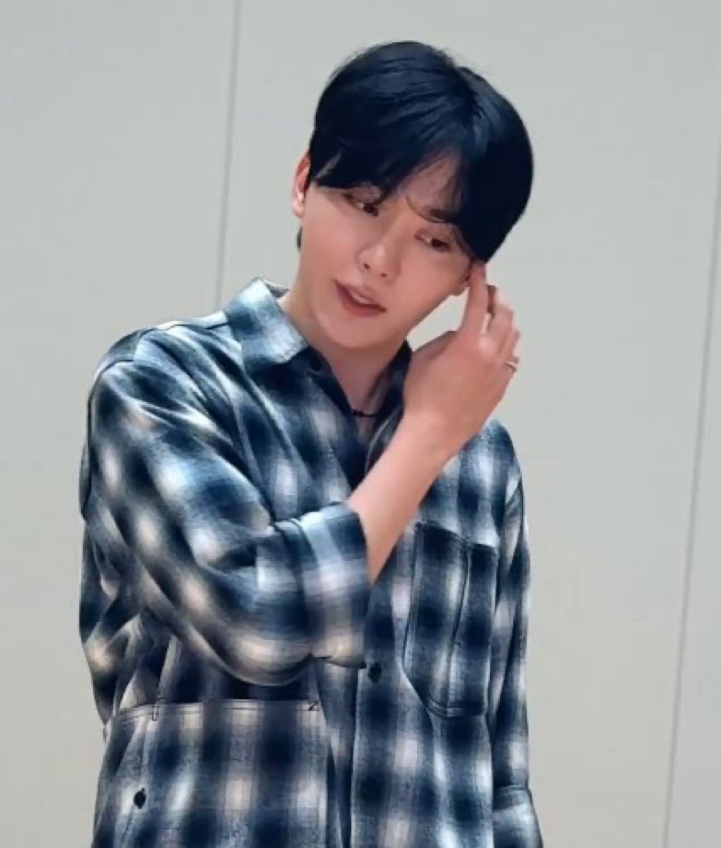 길거리에서 이런셔츠 입고다니는남자 백만명봤는데
진심 이남자는 셔츠만입으면 필승귤이 되시는구나…