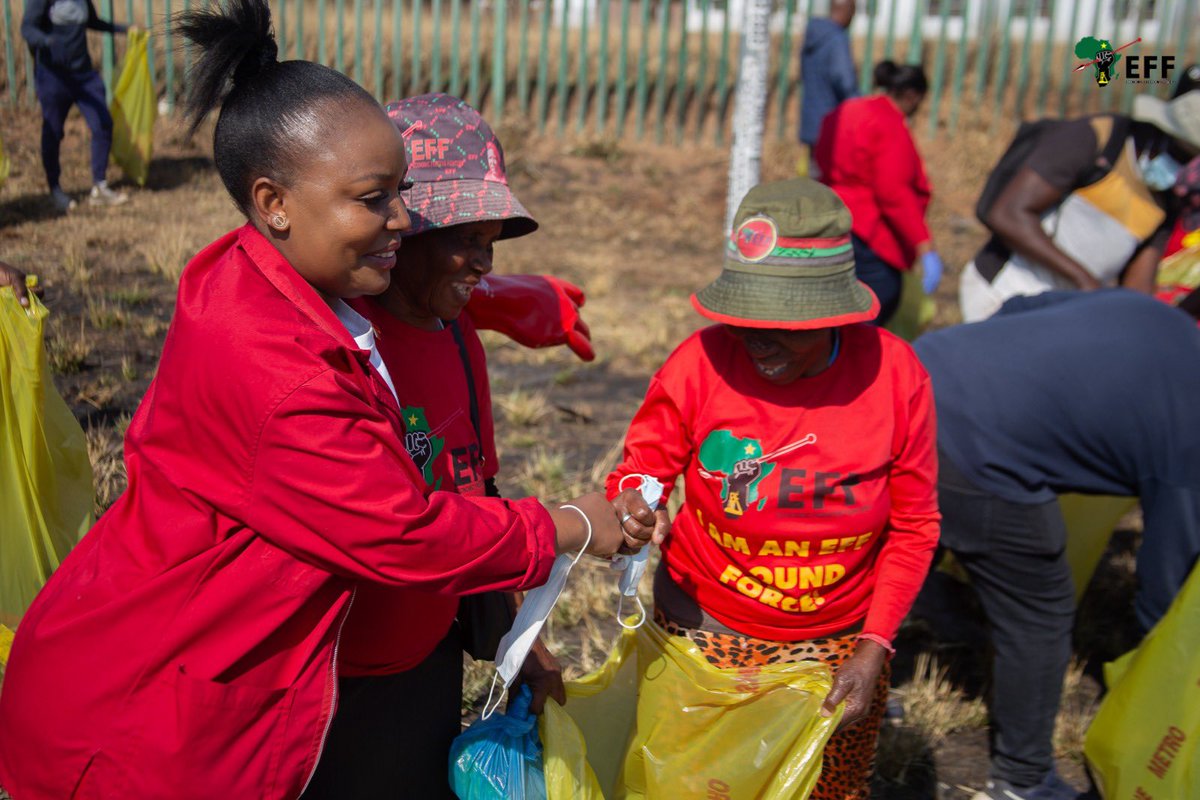 Ngwana_Badimu's tweet image. β¦οΈIn Picturesβ¦οΈ
Acting MMC of Environmental and Agriculture Management, Cllr Mashabela, is taking charge of the Sub-Region 1 Andries Tatane Cleaning Campaign, emphasizing community efforts to reclaim and revitalize our township.
This initiative underscores our commitment toβ¦