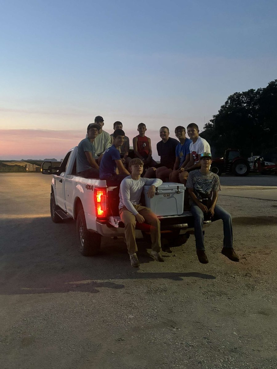 wapp56's tweet image. I was able to pull together a group of high school kids to hand weed some mint fields. It’s been awhile since we have been able to find local kids to weed the fields. But they all showed back up on day 2 (amazing based on history) and decided to hit the fields at 5AM today! 💪
