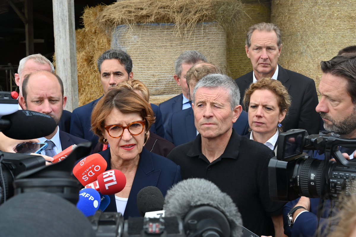 Préfète de la Haute-Savoie (@prefet74) on Twitter photo La ministre de l'Agriculture et de la Souveraineté alimentaire, <a href="/AnnieGenevard/">Annie Genevard</a>, était présente ce jeudi pour visiter l'exploitation "Le Vernay" à #Hautevillesurfier dans le cadre de la campagne de vaccination contre la dermatose nodulaire contagieuse des bovins (DNC). La ministre de l'Agriculture et de la Souveraineté alimentaire, <a href="/AnnieGenevard/">Annie Genevard</a>, était présente ce jeudi pour visiter l'exploitation "Le Vernay" à #Hautevillesurfier dans le cadre de la campagne de vaccination contre la dermatose nodulaire contagieuse des bovins (DNC).