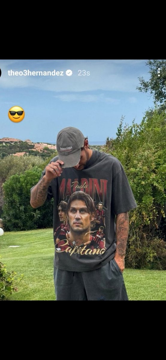 lumacarapida's tweet image. Mangiamerda totalmente a fuoco per una foto.
Vinceremo noi @TheoHernandez.