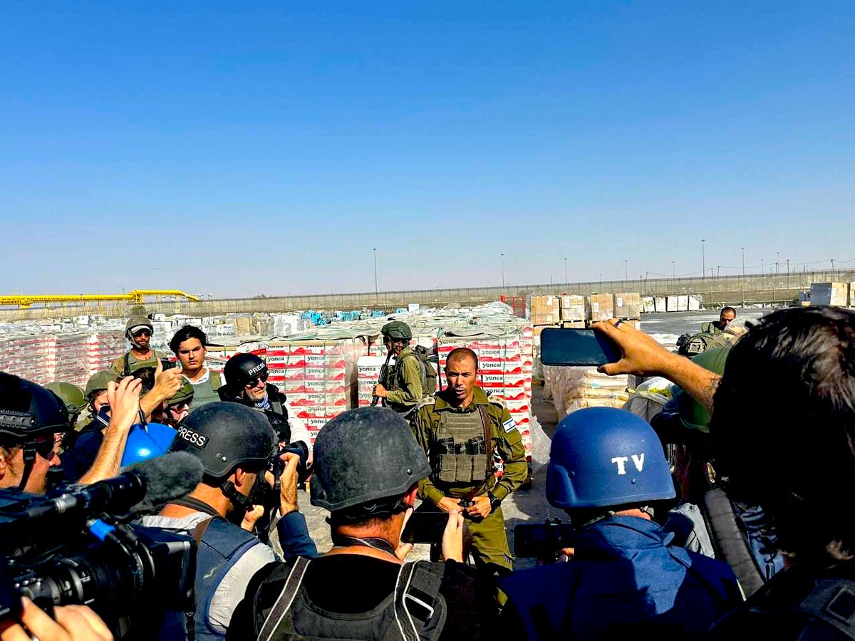 Hoje, as Forças de Defesa de Israel (IDF) convidaram dezenas de jornalistas internacionais a comparecerem em Kerem Shalom, o depósito de alimentos e bens em Gaza, para testemunharem que centenas de camiões de ajuda humanitária entraram no território com a aprovação de Israel mas