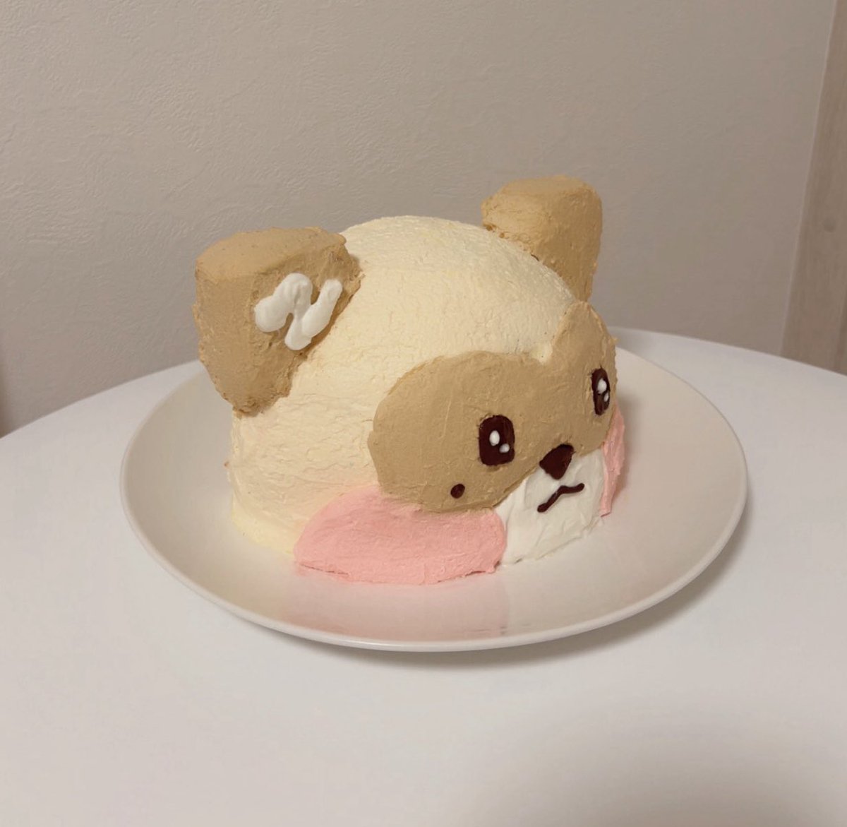 Hir__2's tweet image. ケーキ受け取りに行けなくて急いでハニニ作って、最初は目と口も作ったんだけどあまりにもパチハニニすぎて.... 目と口は食べました