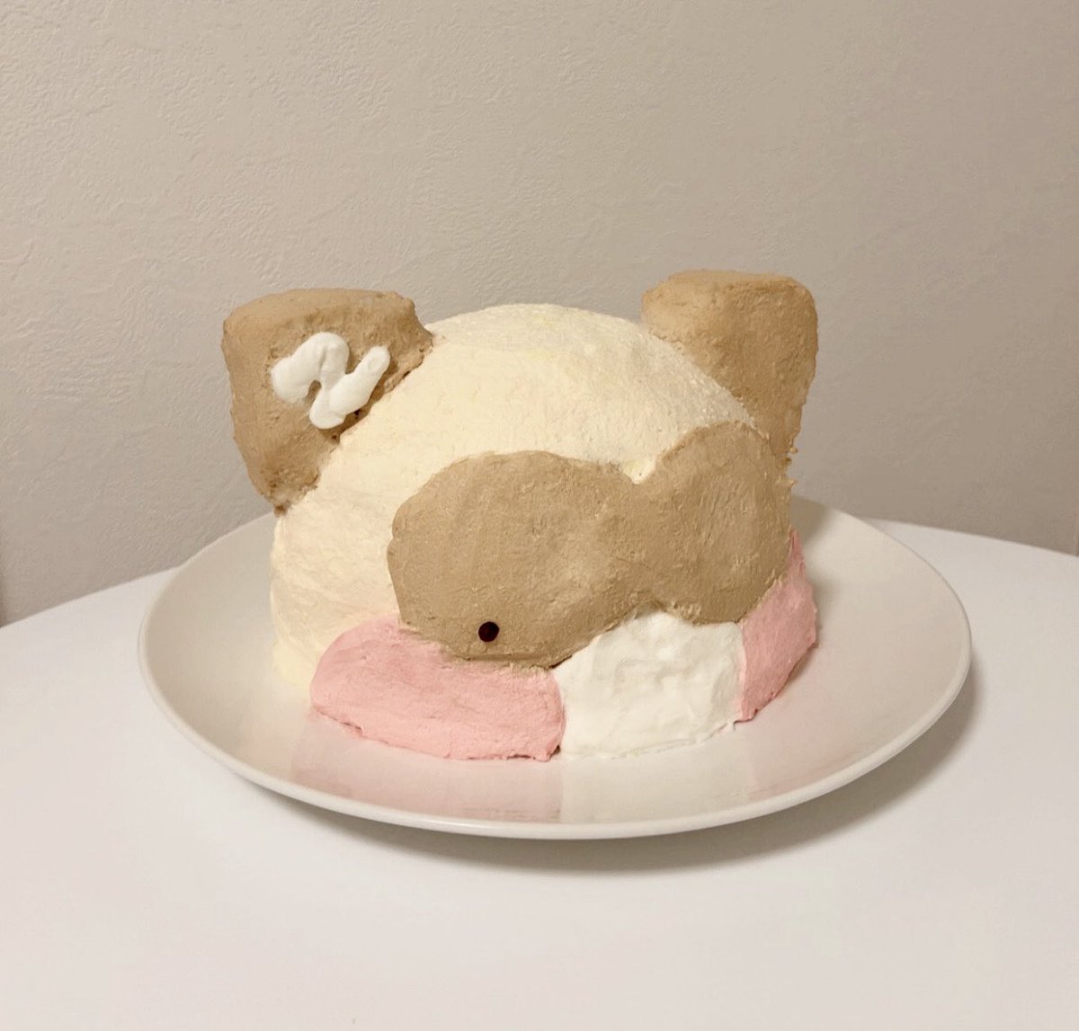 Hir__2's tweet image. ケーキ受け取りに行けなくて急いでハニニ作って、最初は目と口も作ったんだけどあまりにもパチハニニすぎて.... 目と口は食べました
