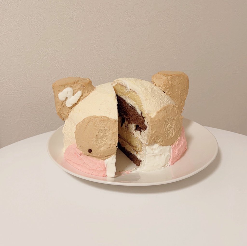 Hir__2's tweet image. ケーキ受け取りに行けなくて急いでハニニ作って、最初は目と口も作ったんだけどあまりにもパチハニニすぎて.... 目と口は食べました