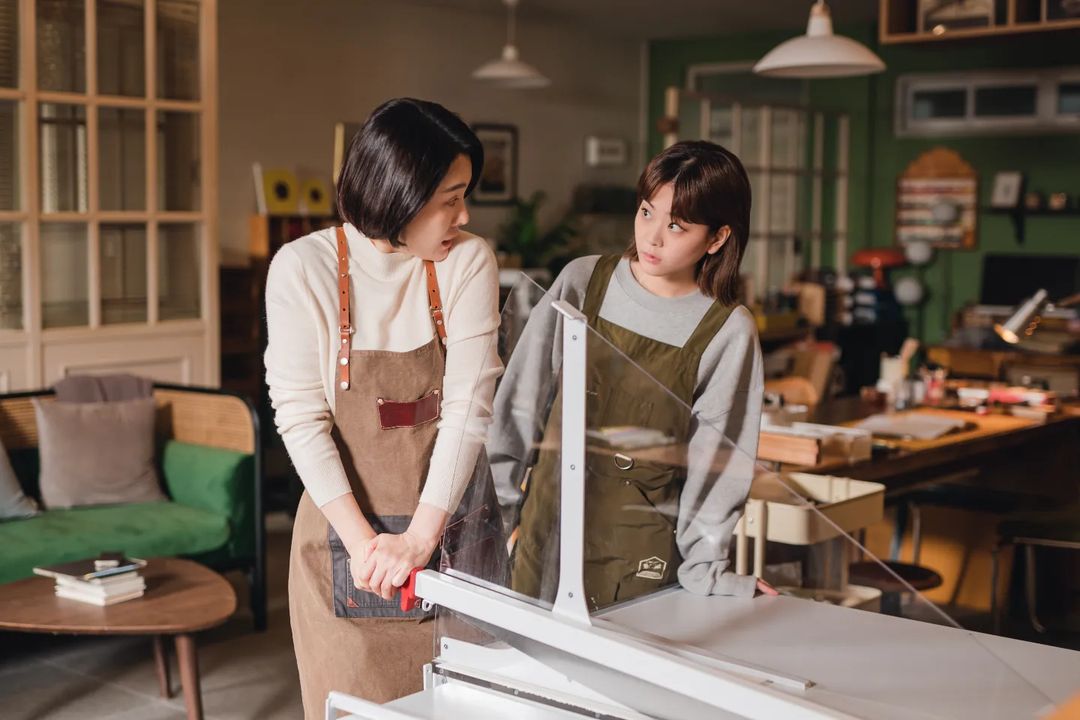 혜주수빈 붐은 온다.
다들 트롤리를 보아라.
과거의 자신 같은 모습에 마음 쓰는 아줌마 × 처음 느껴보는 어른의 따뜻함에 마음 여는 소녀.