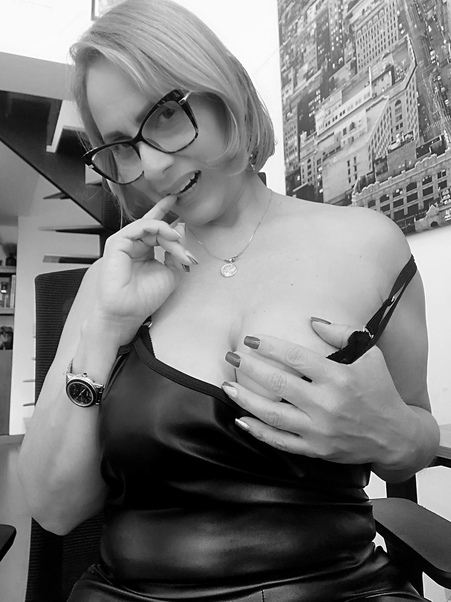 Janeturweb's tweet photo. No color today… but all the intentions are crystal clear.
The leather fits me tight… maybe you should too.
Join me, no filters: https://t.co/JRF8CXSuHZ
#PowerThursday #BlackAndWhite #ElegantControl #JaneTurner https://t.co/WfEfaJR2oY