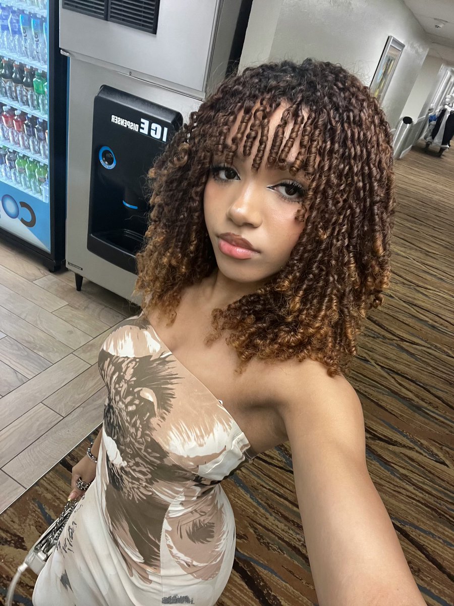 kvrtezz's tweet image. i find it hard to smile at the camera