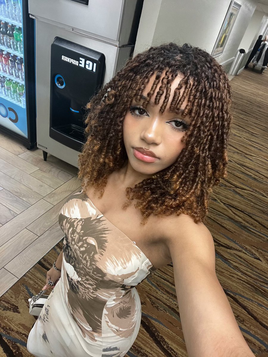 kvrtezz's tweet image. i find it hard to smile at the camera