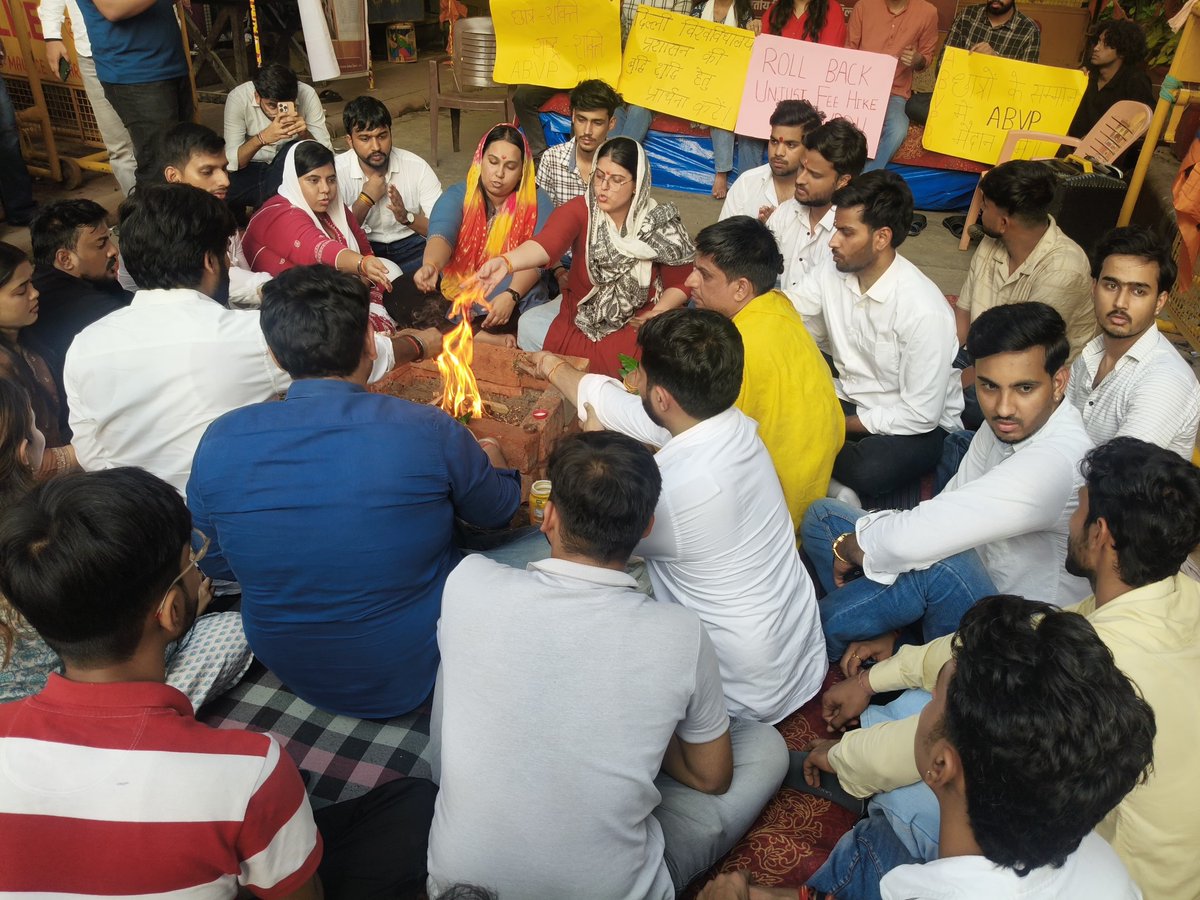 ABVPDelhi's tweet photo. छात्र हितों के लिये अभाविप द्वारा किये जा  रहे अनिश्चितकालीन धरना प्रदर्शन के चौथे दिन आज अभाविप, दिल्ली विश्वविद्यालय के कार्यकर्ताओं द्वारा ' दिल्ली विश्वविद्यालय प्रशासन व कुलपति ' के शत बुद्धि  हेतु ' बुद्धि-शुद्धि' यज्ञ   किया गया| https://t.co/XlSdhgOqW7