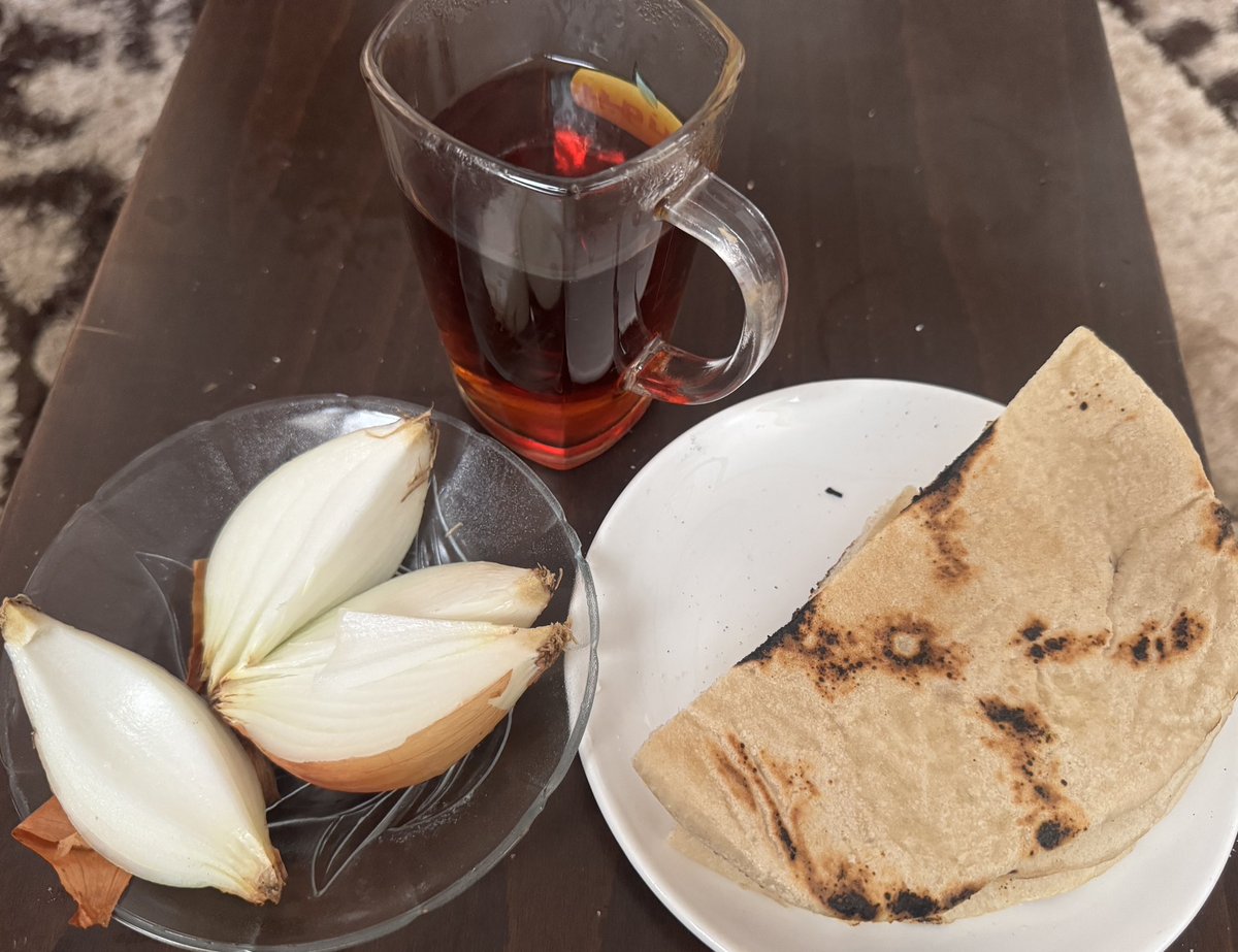 يومٌ خاصٌّ وصباح ممتع، إفطار ملوكي لم أبخل به على نفسي، رغيف فارغ بـ7$ وحبة بصل بـ15$ وكأس شاي فيه ملعقتان من السكر بـ9$ وكيلو حطب بـ3$ لإيقاد النار، لا بأس في التبذير وصنع فطور فخم بـ 34$ لفرد واحد، منذ شهور لم أذق طعم البصل بأي شكل من أشكاله، أصبح اليوم نعمة يُحسد الإنسان